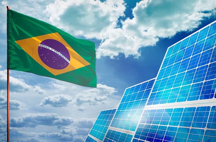 Painéis solares conectados à rede elétrica brasileira representando geração distribuída