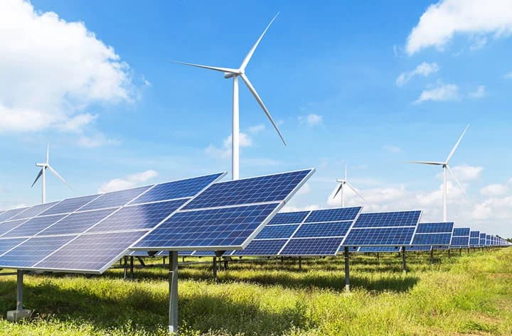 Conjunto de painéis solares gerando energia para uma usina virtual