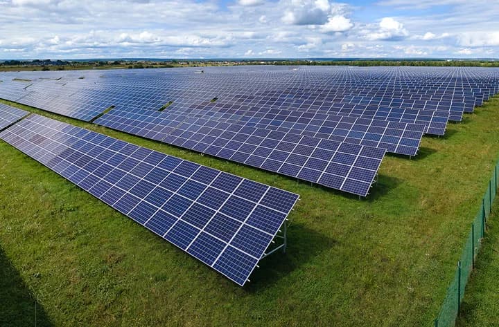 Usina solar de grande escala conectada à rede elétrica