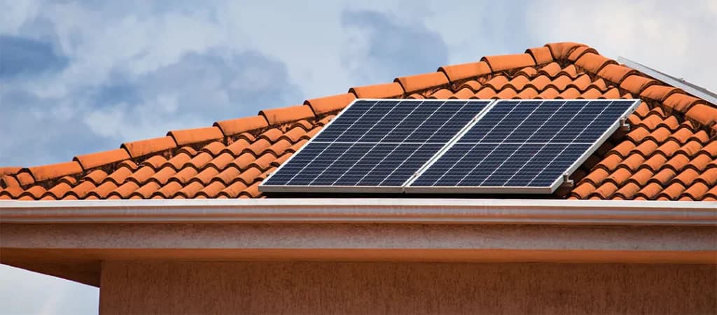 Casa com sistema de energia solar fotovoltaica instalado no telhado, exemplo de geração distribuída no Brasil
