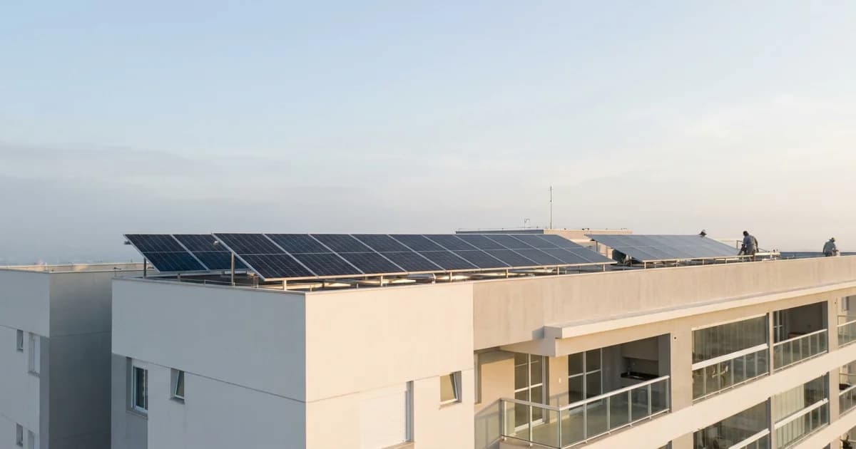 Painéis de energia solar instalados no telhado de um imóvel residencial alugado no Brasil, com luz de fim de tarde.