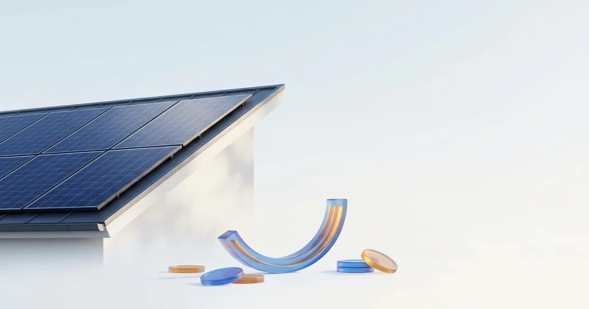 Painéis solares fotovoltaicos instalados no telhado de uma casa residencial brasileira sob luz natural.