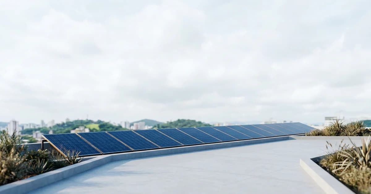 Consultor e cliente revisando proposta de sistema solar residencial em um tablet, com painéis solares visíveis no telhado ao fundo.