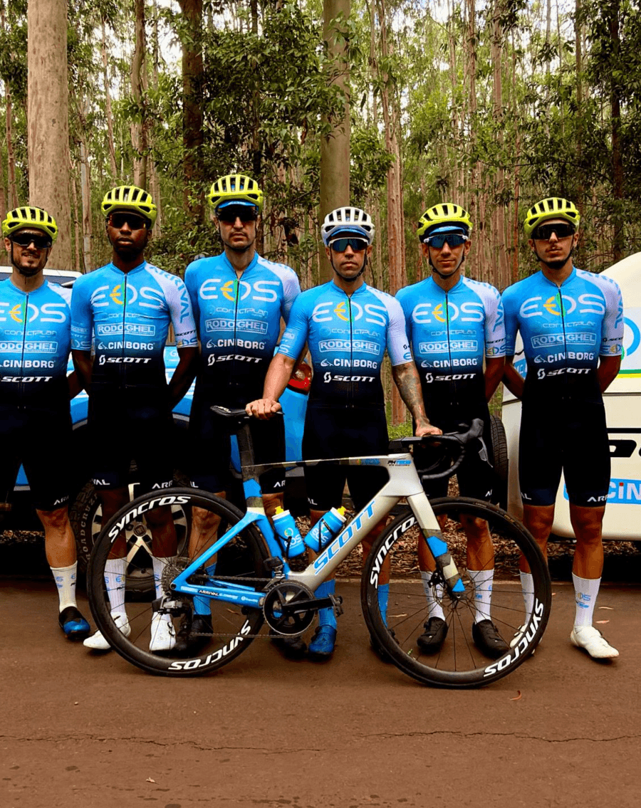 Time Eos Pro Cycling reunido com as bicicletas