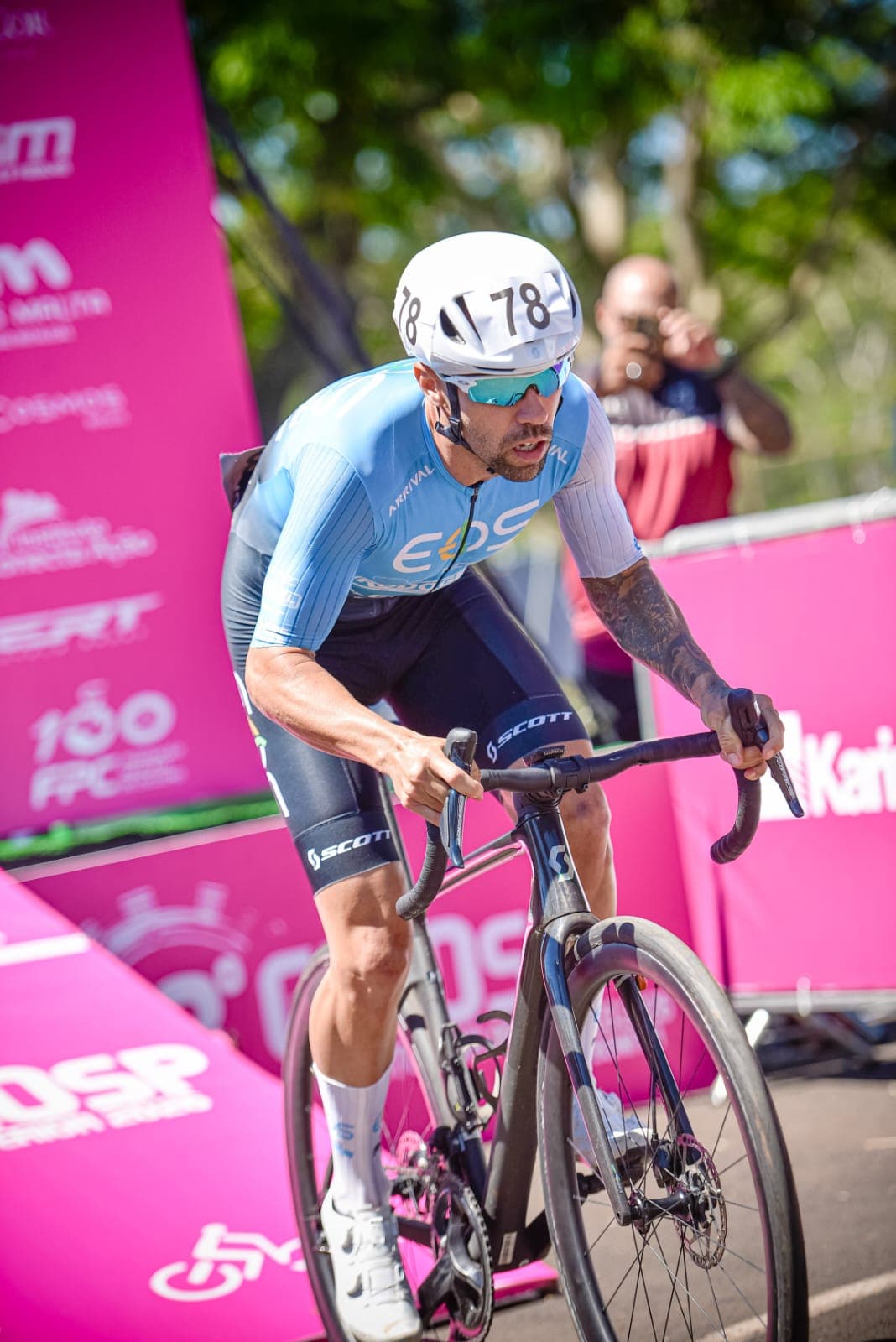 Atleta da Eos Pro Cycling em ação na estrada