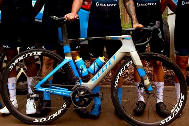 Bicicleta SCOTT com rodas SYNCROS usada pela equipe Eos Pro Cycling