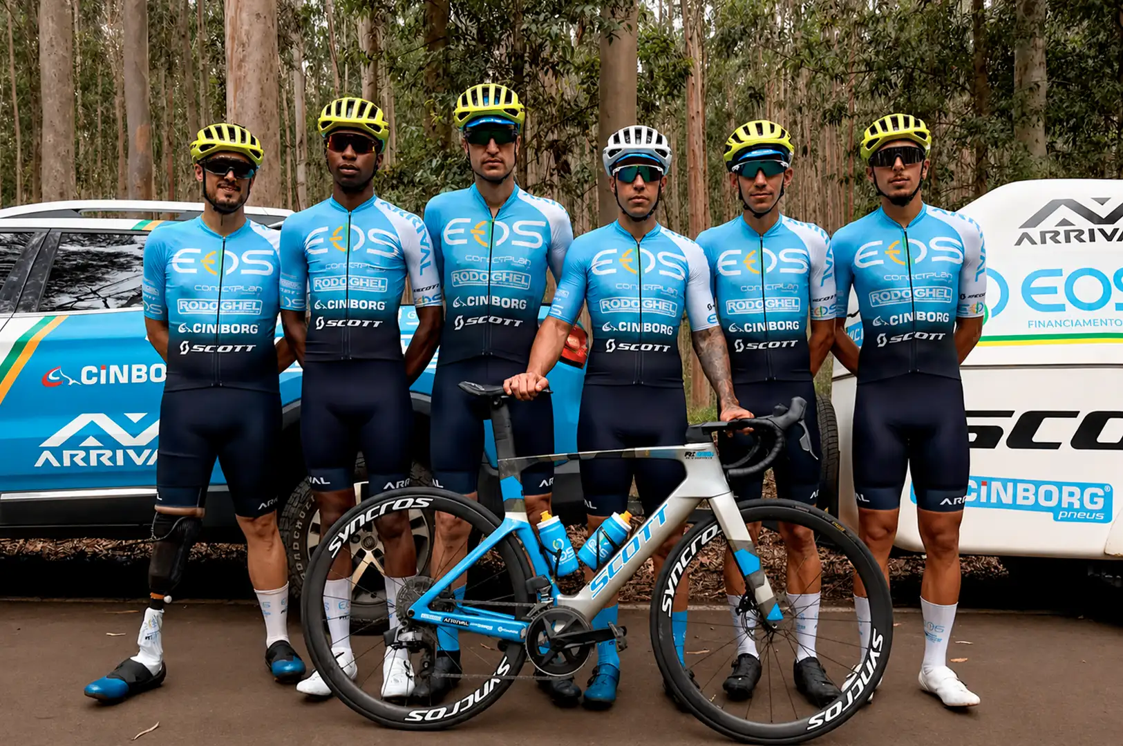 Equipe Eos Pro Cycling reunida com as bicicletas SCOTT